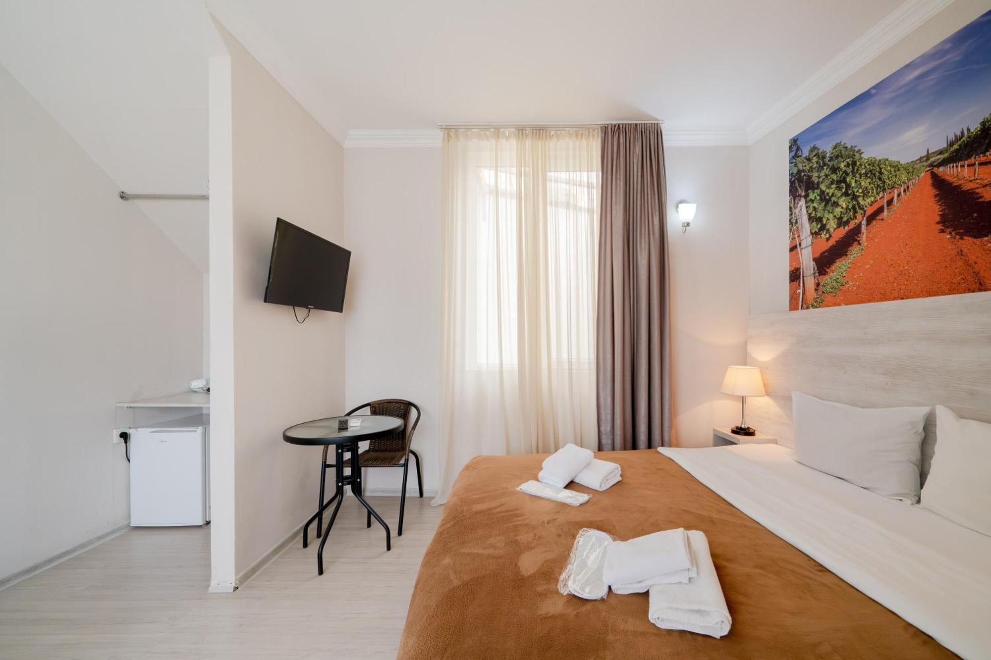 Hotel Tato & Coworking Space Тбилиси Екстериор снимка